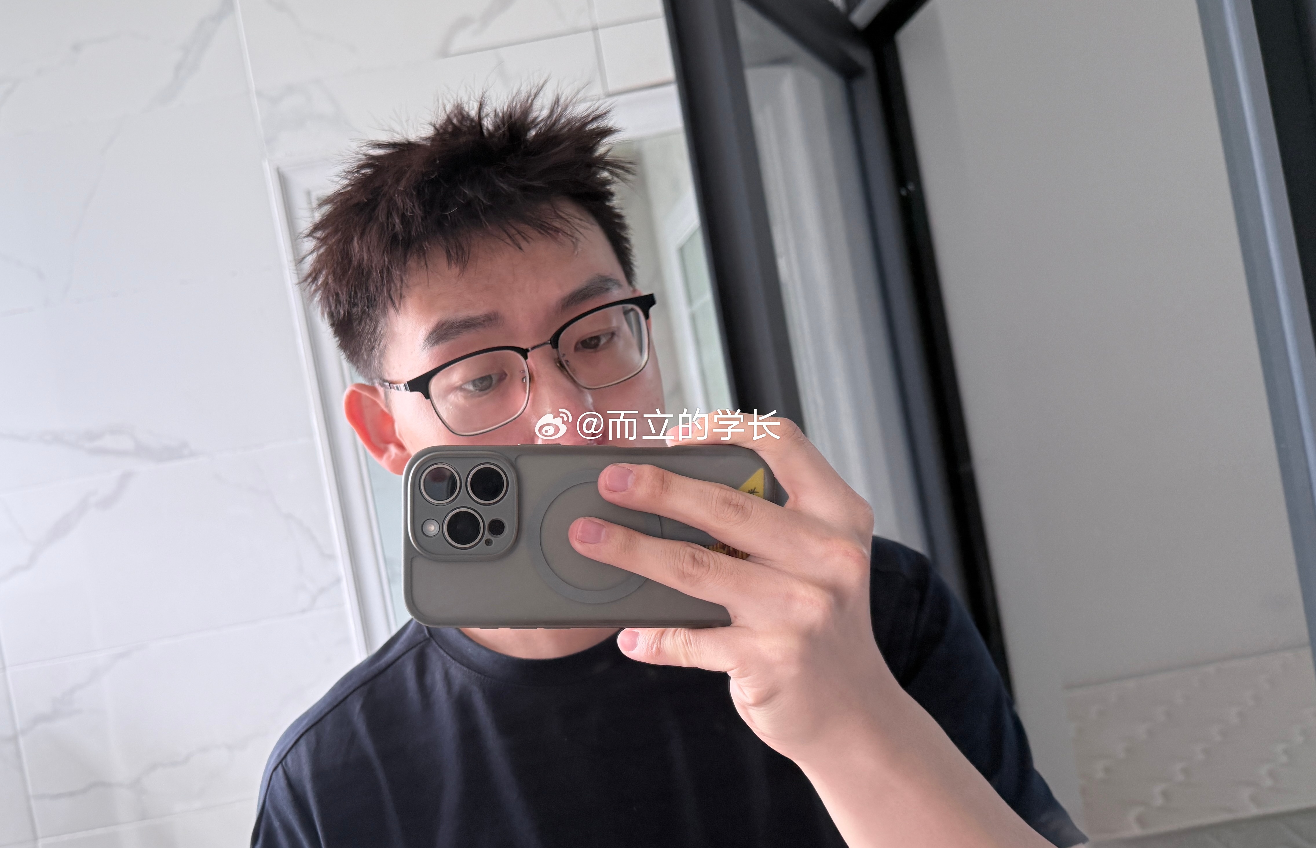 挤黑头挤的，鼻子通红今天眉毛也差点修大了 下雨天没事干，再搞它100下我每天都有