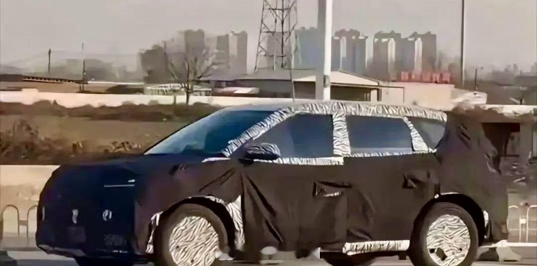 小米一口气曝光三款全新车型，覆盖家庭、性能与豪华三大赛道，野心不小！第一款YU9