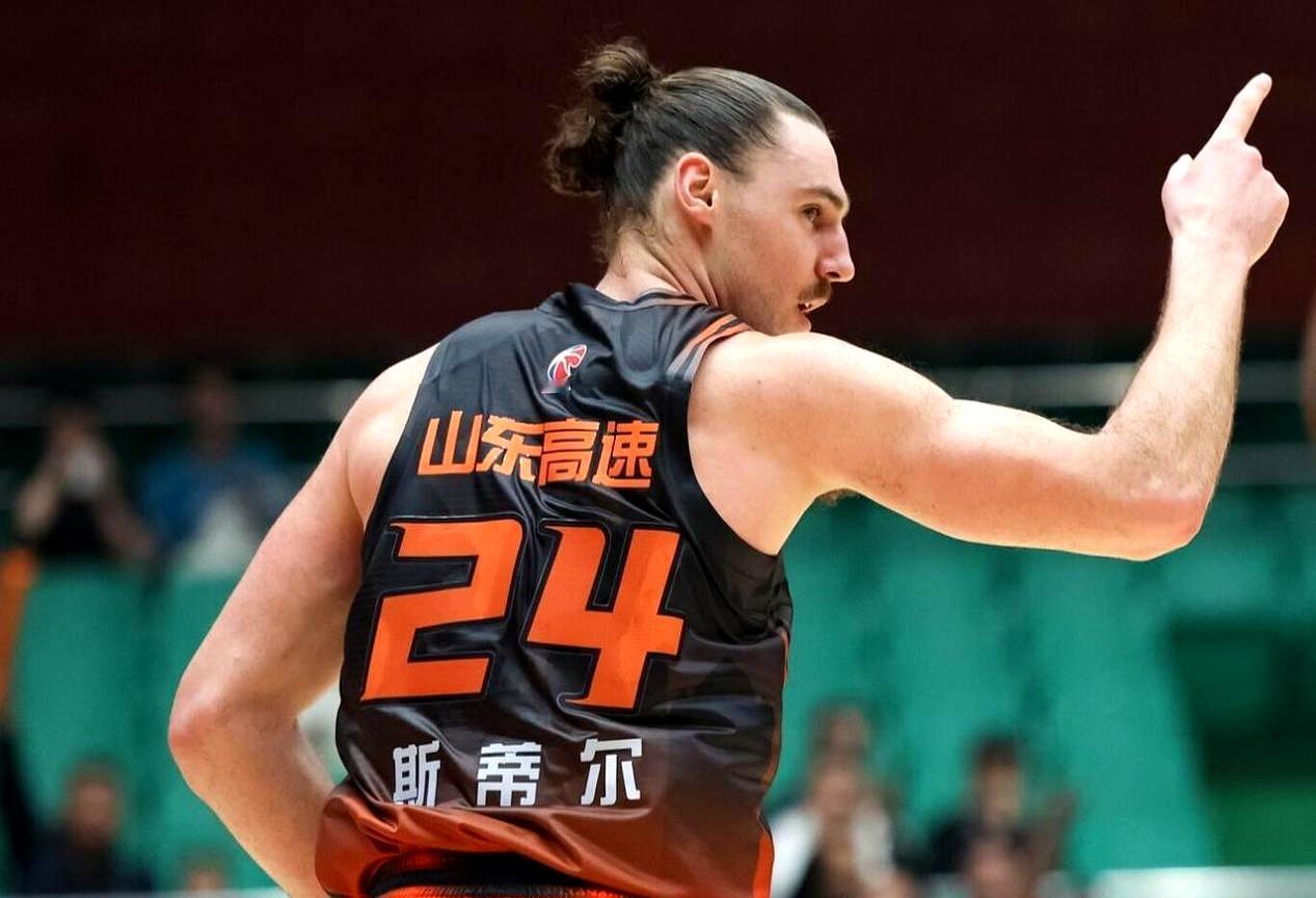 山东男篮真正的大戏，不在赛场上。
 

客场看着缺兵少将，其实所有人的目光都盯着