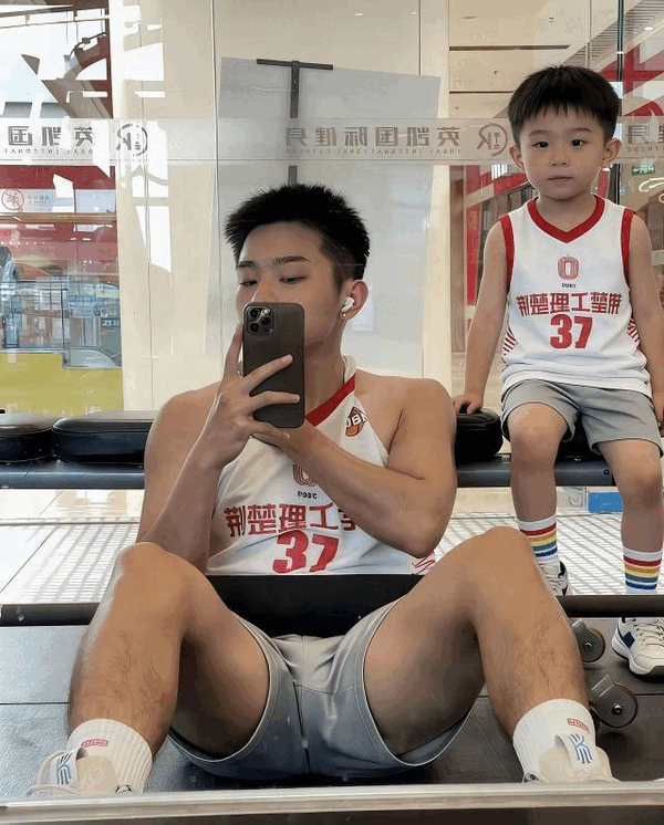 健身房惊现“父子同款”，小萌娃全程监督爸爸健身
 
近日，一段健身房亲子健身视频