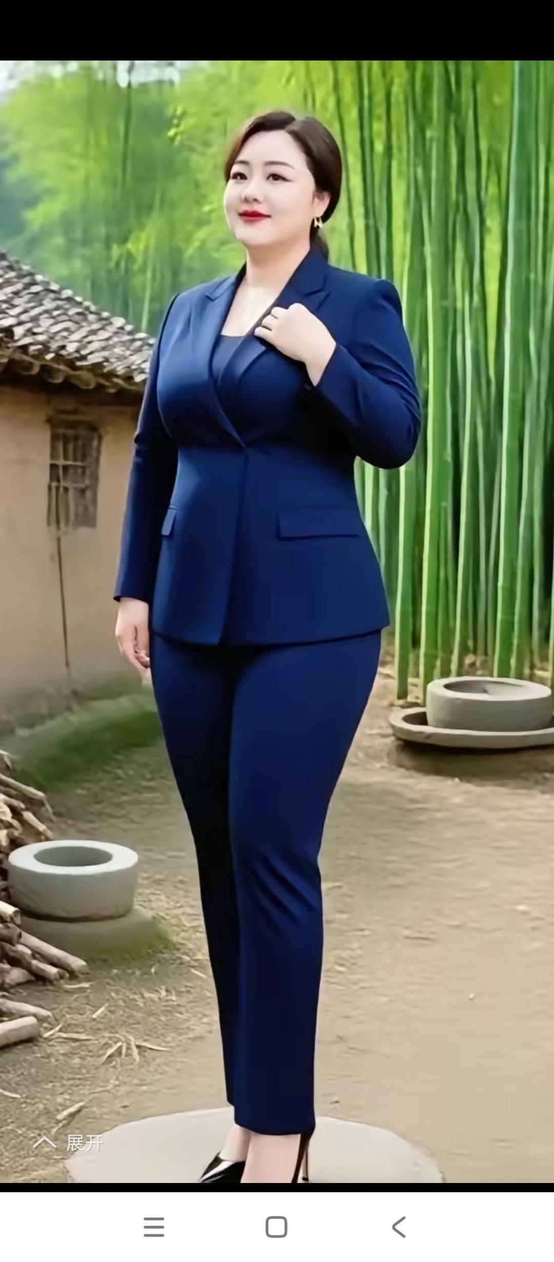 上联：晨霞弄影竹摇曳，求下联夕照润輝花姿芊。