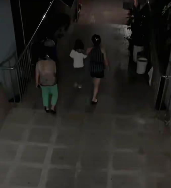 7岁女孩中秋节到同学家玩，爸爸一直没来接她，两天后发现其父已在家中离世！

网友