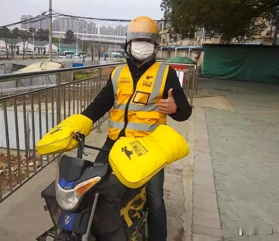 凌晨三点送外卖的老王，深夜十一点还在接单的代驾小张。
菜市场里守到最后的菜贩，写