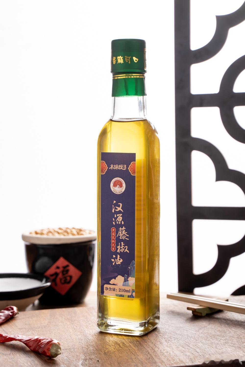 夏天吃凉拌菜少不了的调料，汉源藤椒油和复制酱油。                