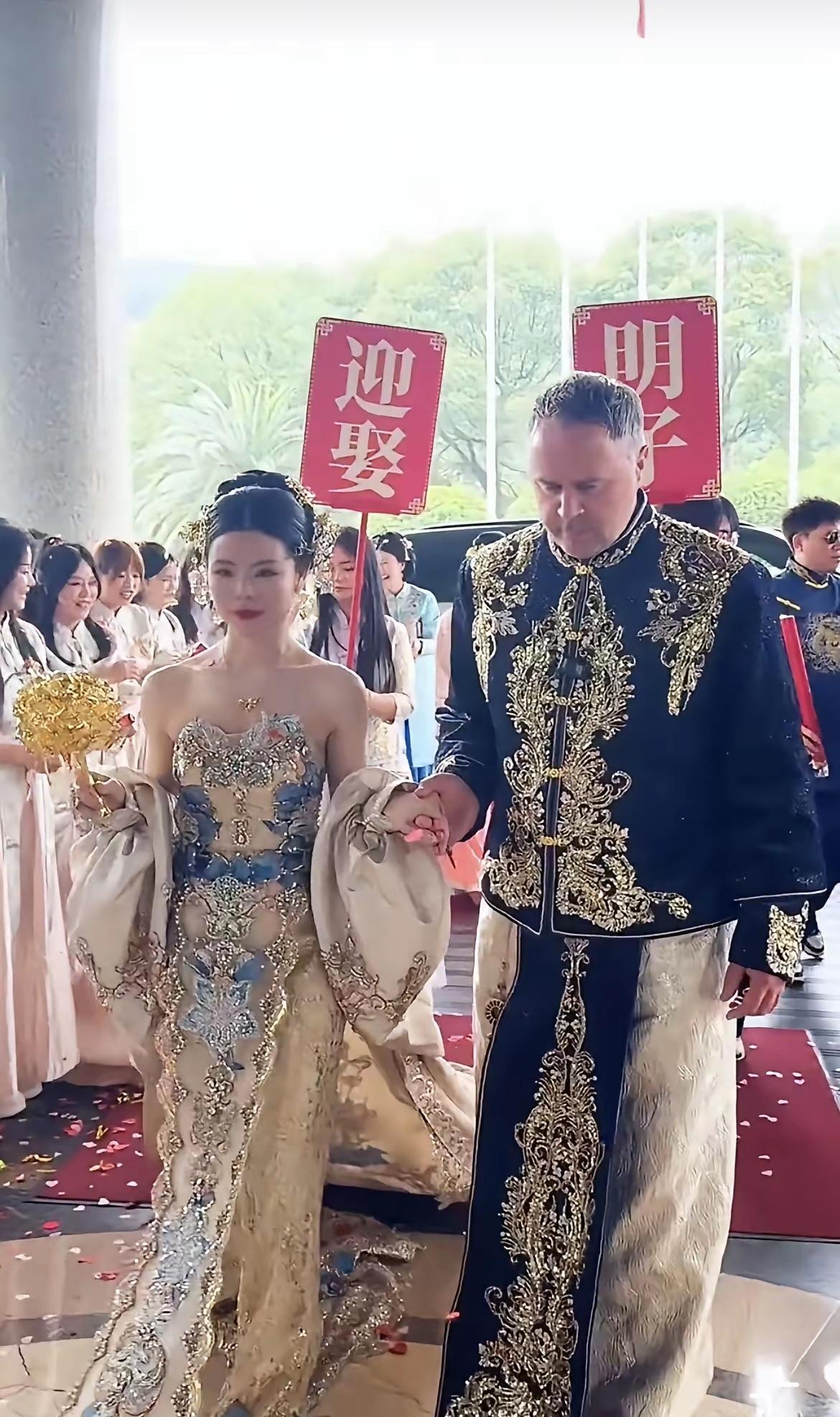 这位老外肯定是实力派的，都满头白发了还能娶到这么如花似玉的中国新娘。也不知道他是
