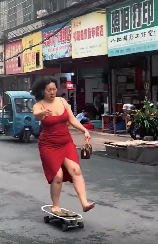 为什么最近老给我推这个女人？

难道是想让我学滑板？

滑滑板，大家没意见；穿拖