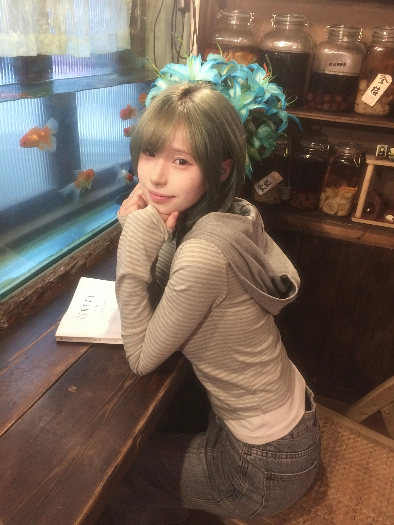 无意走进一家有着金鱼浴缸的小店 之前一直想拍这种照片来着 浴缸和花的颜色和我的发