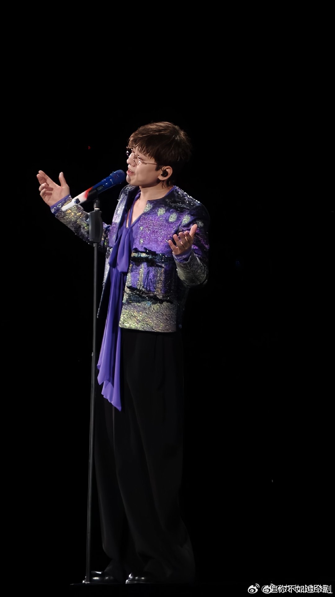 张杰演唱会雨幕歌词在倾泻的雨幕之下，张杰借着舞台分享心路，不用华丽鸡汤，真实的经