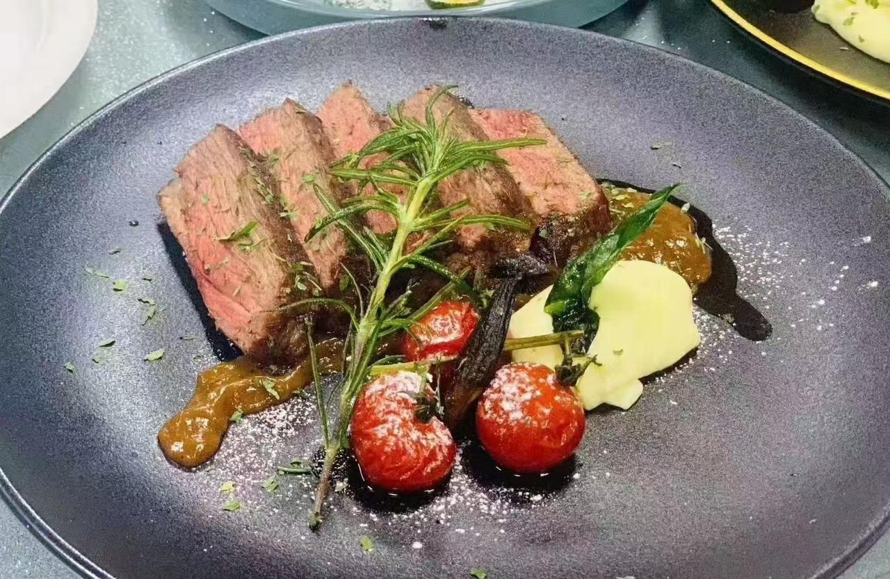 精致牛排，搭配嫩滑土豆泥和新鲜番茄，美味不可错过！🍽️😋