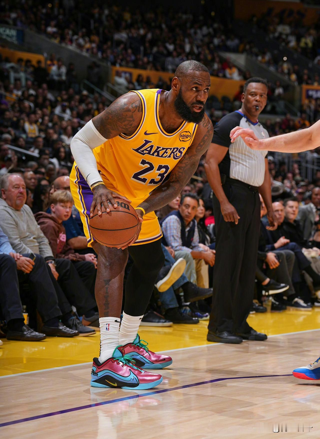 乔丹，科比，詹姆斯，库里，奥尼尔，其实按球星的影响力，奥尼尔都有点凑数了，前面四