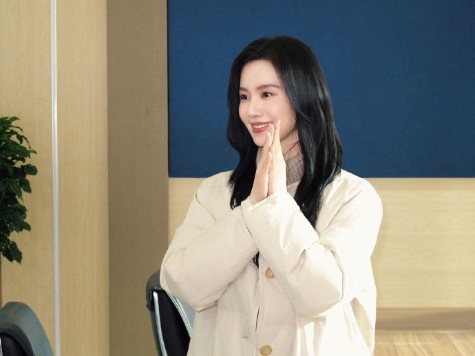 刘诗诗杀青后回到拍摄现场庆贺整组杀青刘诗诗沈乐水捧花照 刘诗诗杀青后回到拍摄现场