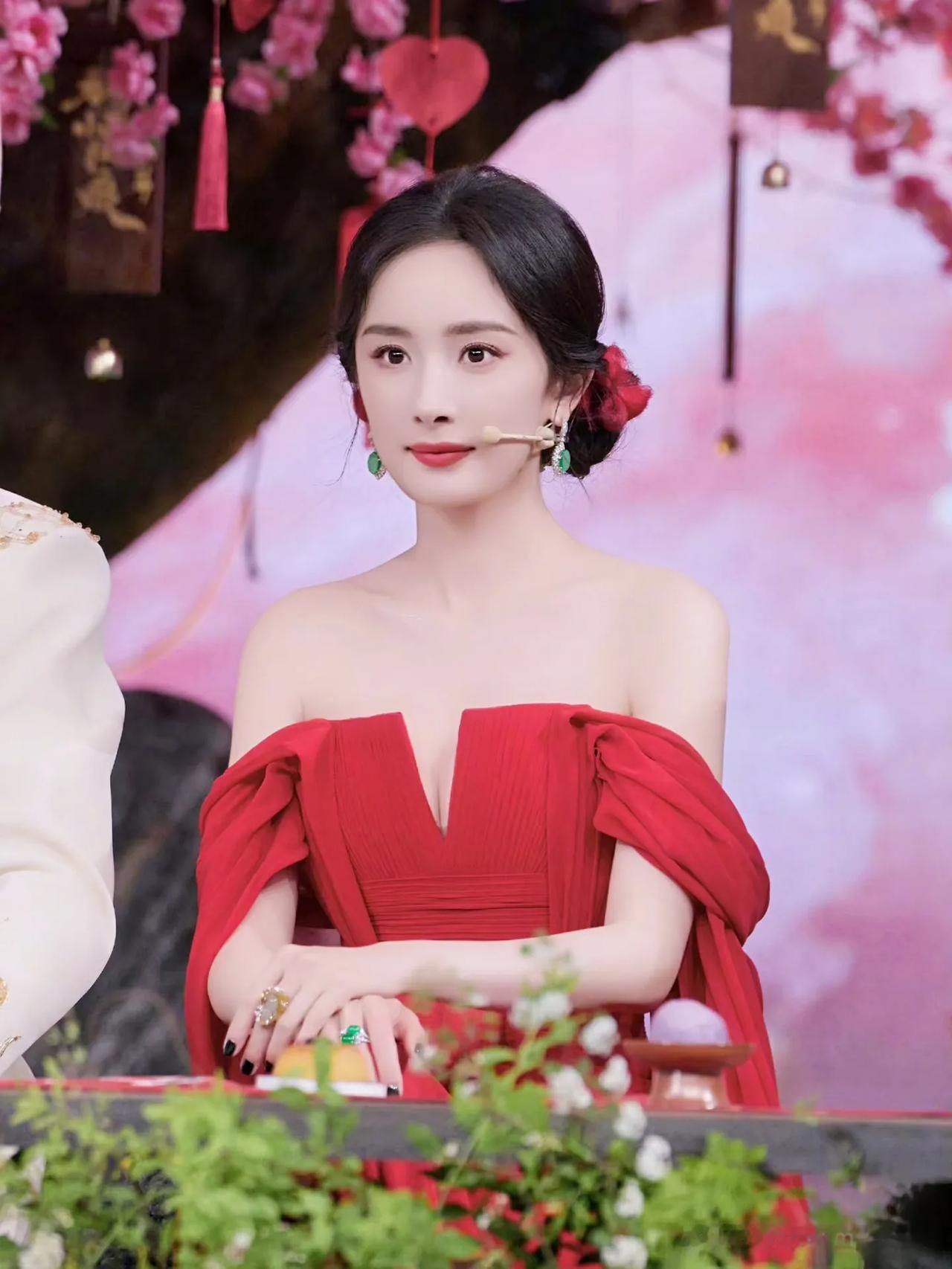 狐狸幂、杨幂、幂幂美在何处?
 杨幂的美，是狐系长相自带的灵动狡黠，红裙衬得她明