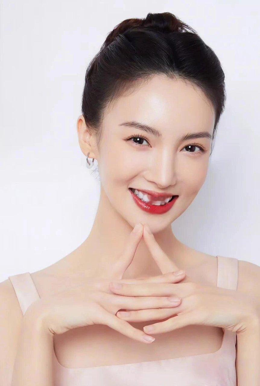 金晨曾因诸多未获承认的绯闻，被贴上“情史混乱”标签，路人缘受损，作品热度也常被掩