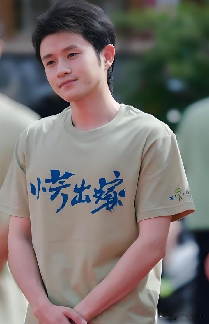 《小芳》太夯了，

不光是话题热度引爆，

就连剧中王勉演的小叔杨凡竹看的书都那