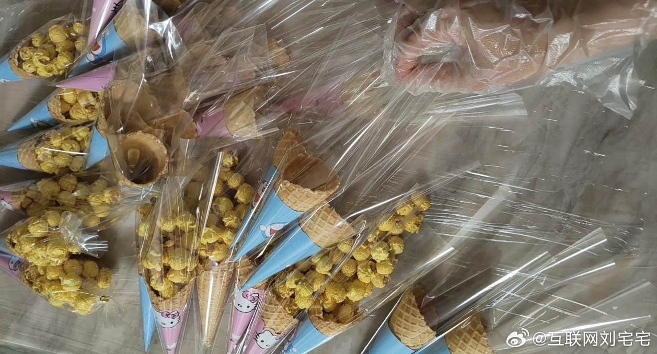 爆米花冰淇淋就这样做好了，哈哈哈！爆米花冰淇淋追剧新搭子