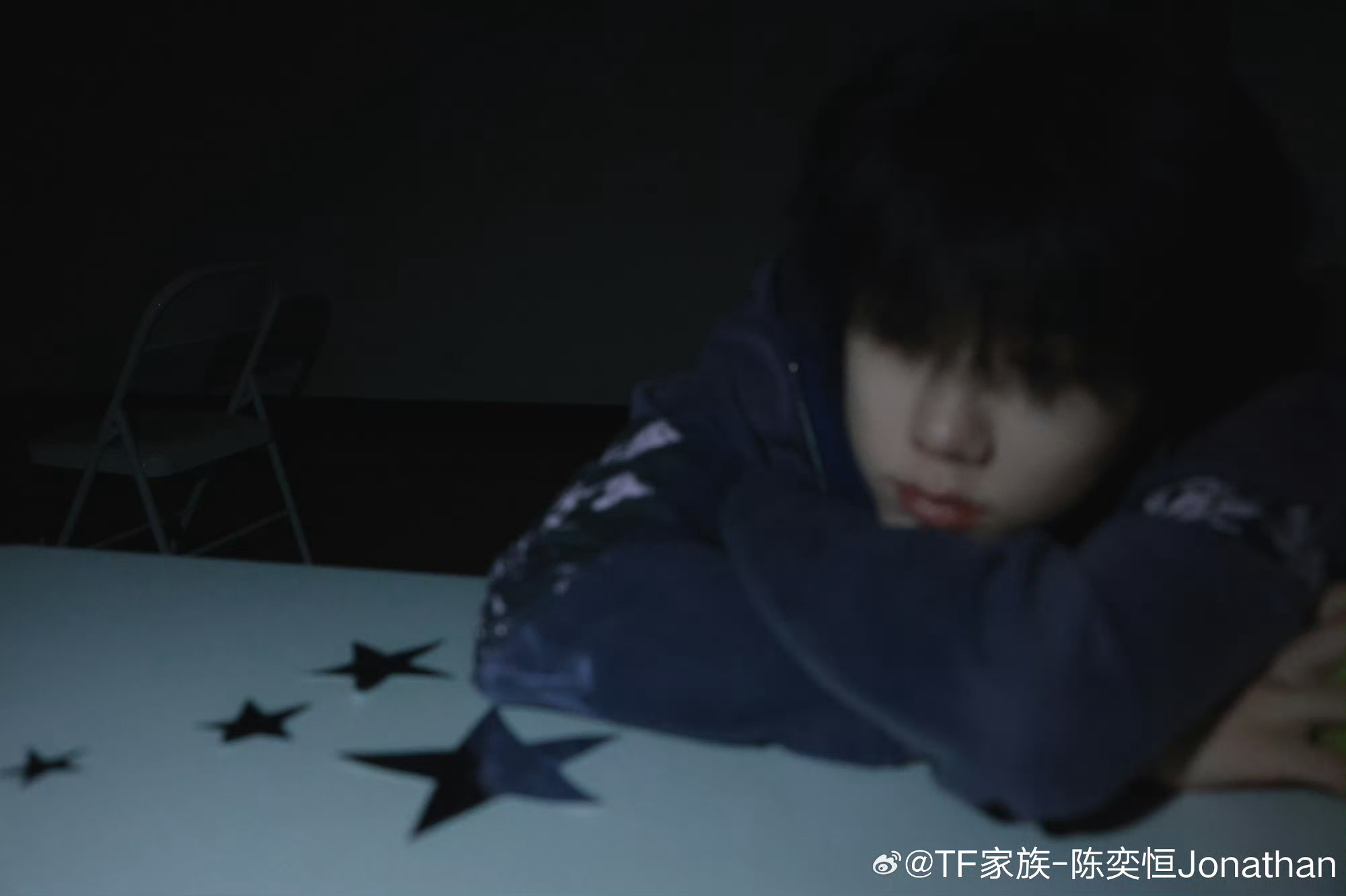 陈奕恒青苹果忧郁少年陈奕恒，这几张照片真的好有故事感啊，拍的好好阿，真的很有青春