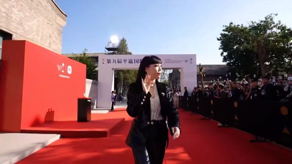 吴莫愁红毯套装好有细节 从音乐到红毯，吴莫愁永远给人惊喜！这次用简约不简单的黑色