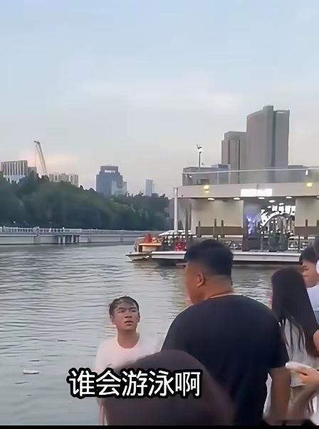 一开始妈妈就站在网友拍的这个位置，有人说是白天拍的，对，是19点左右，天还没黑，