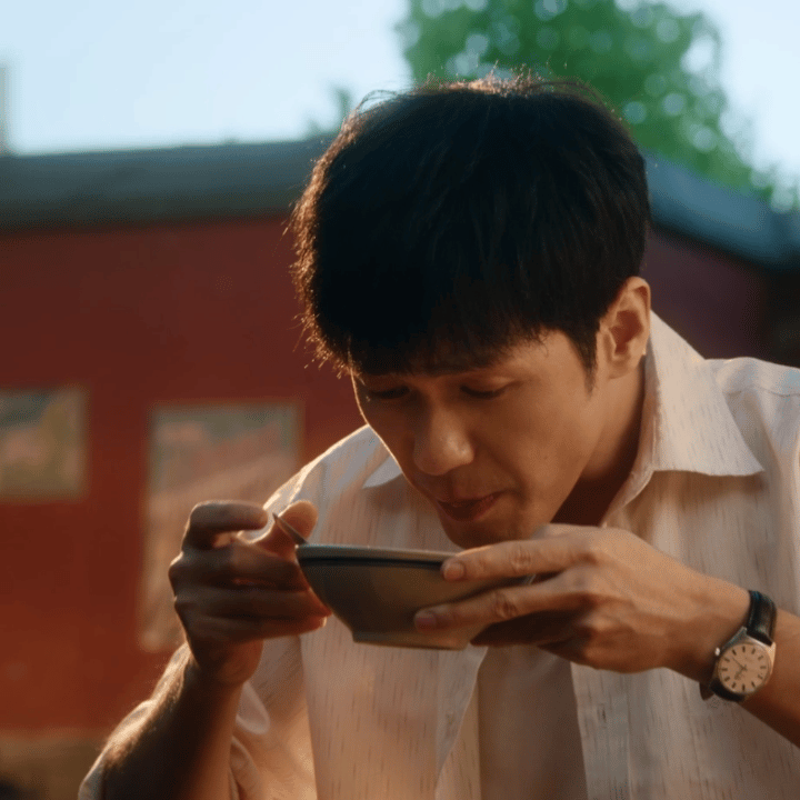 白宇喝豆汁表情管理 山东小伙挑战豆汁的表情管理全记录！白宇捏鼻子硬灌的样子，真实