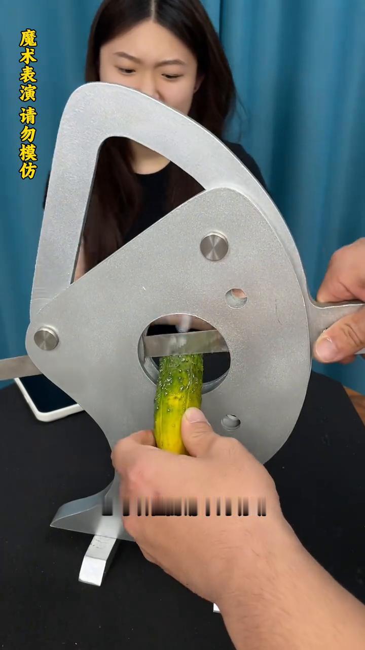 这是一把非常锋利的铡刀，黄瓜放进去以后可以轻而易举的切断，没有任何的问题。接下来