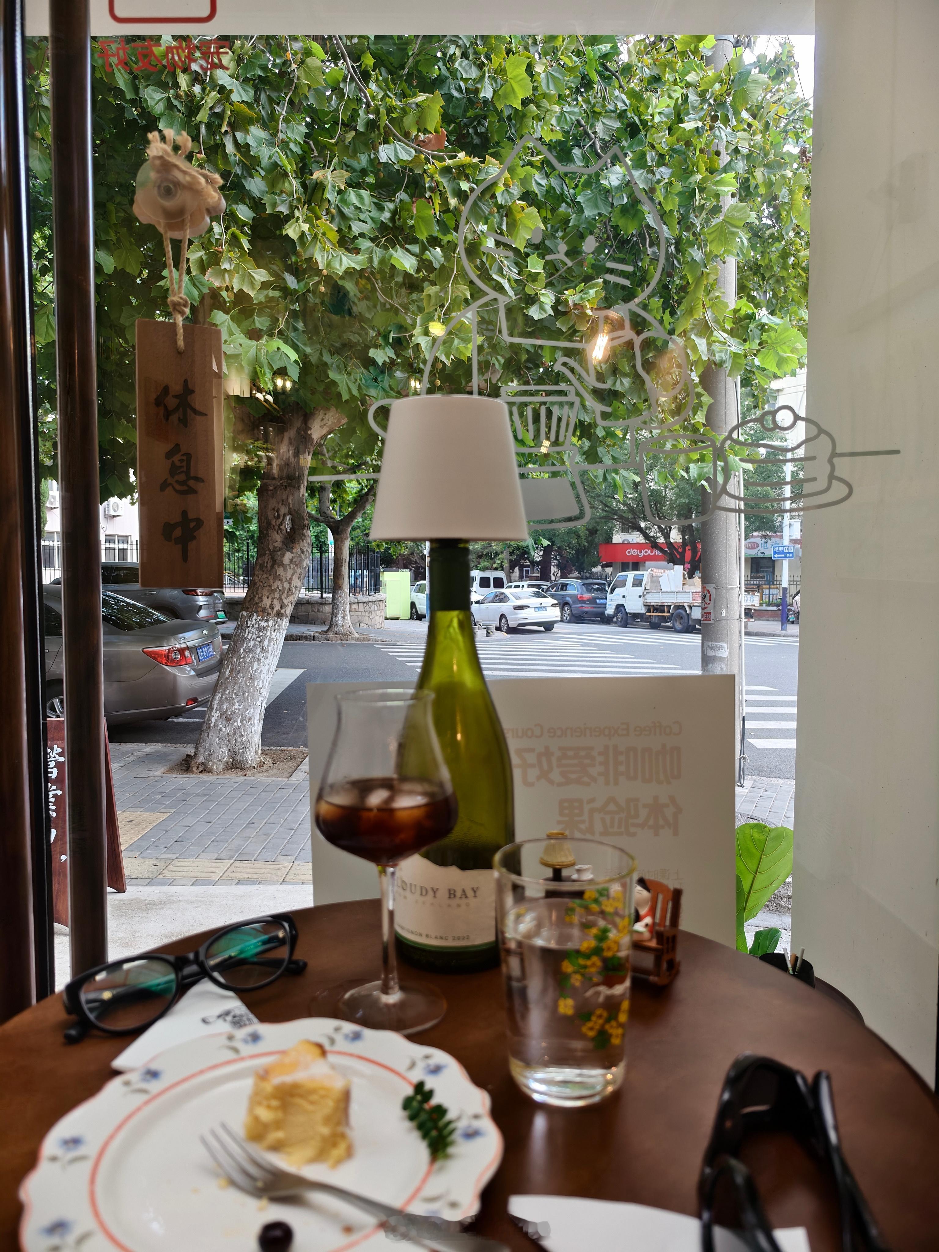 又来喜欢的咖啡店喽一家小小的社区咖啡店不同于海边咖啡店昂贵的价格和嘈杂的环境安安