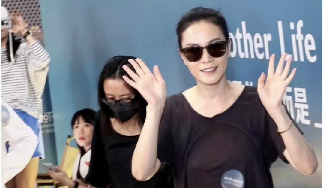 王菲高清阿那亚虾米音乐会现场观看图，
和二十多年前没有什么变化，
依旧美的简约又