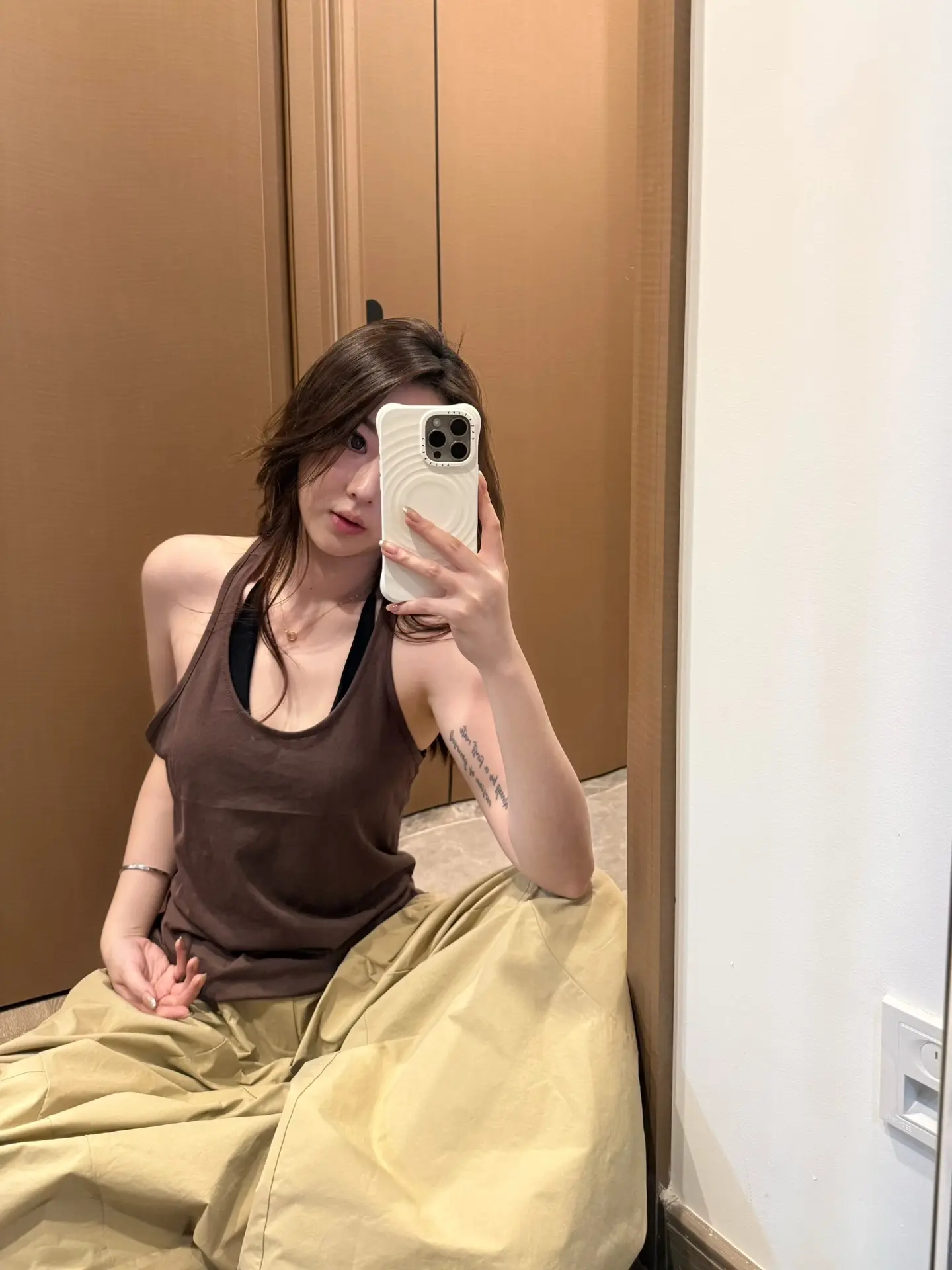 我越平静，我心碎的有多彻底，我在最难过的时候一定会装做若无其事