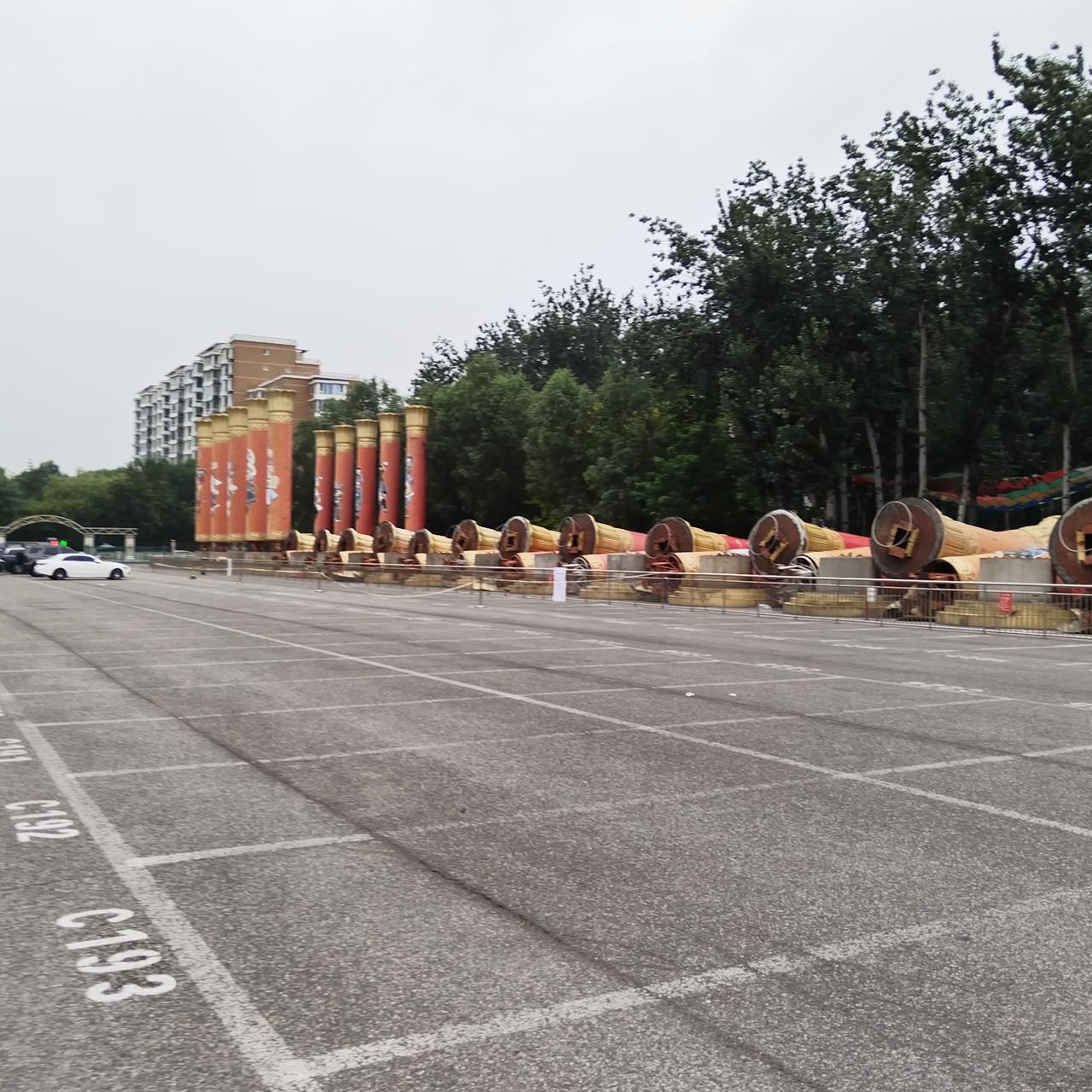 矗立了17年的民族团结柱拆除了
因柱体老化原因，为确保游客安全，民族团结柱这几天