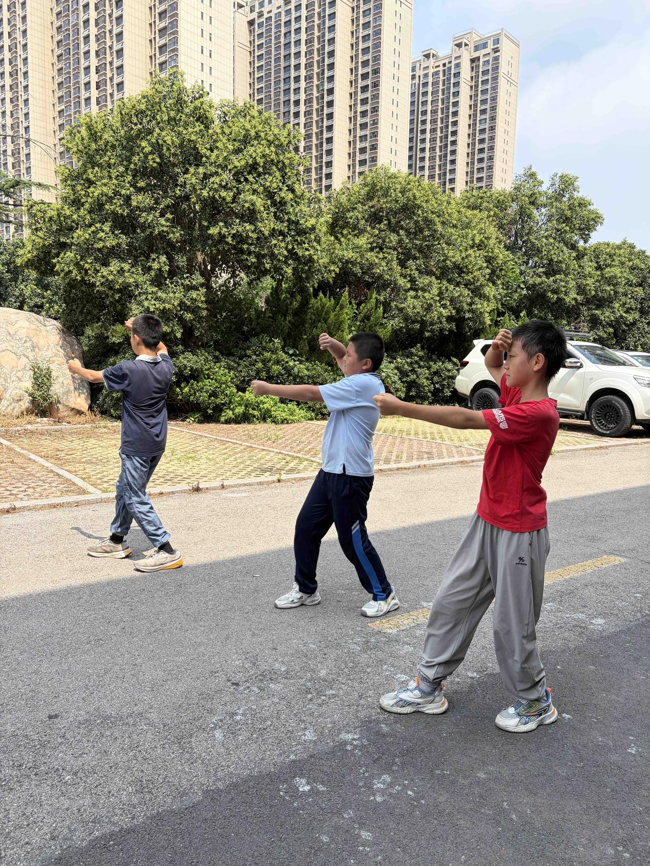 三伏盛夏，热浪袭人。周末孩子们齐聚练功场，不畏酷暑坚持习练形意拳。从扎实基本功、