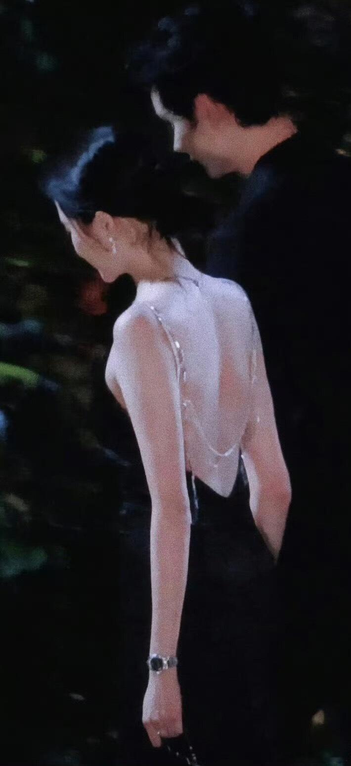 关晓彤背链妈耶这什么好东西关晓彤这背也太美了 
