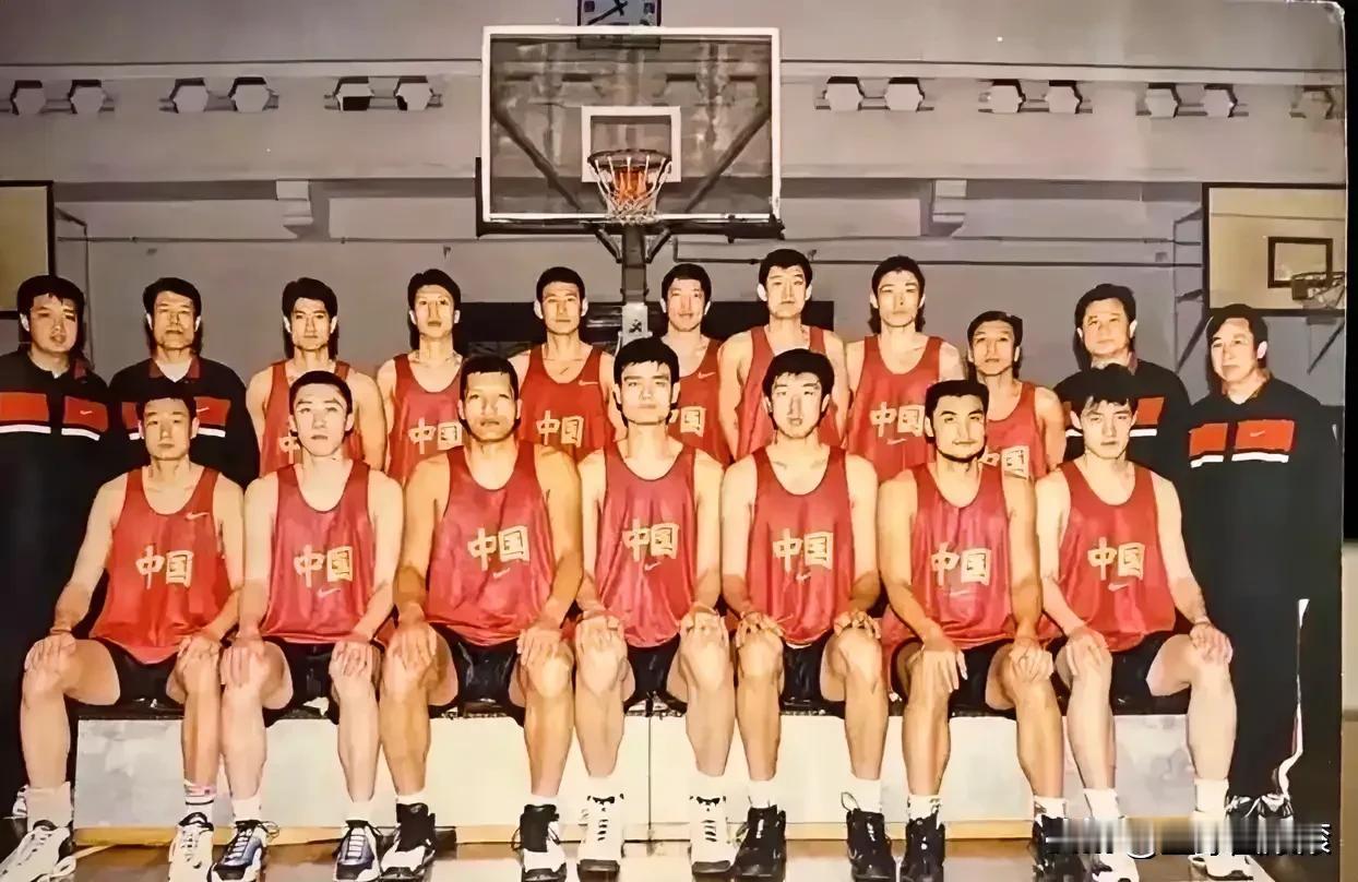 教练组：蒋兴权！助理教练：闵鹿蕾！
内线球员：姚明、王治郅、巴特尔！
锋线球员：