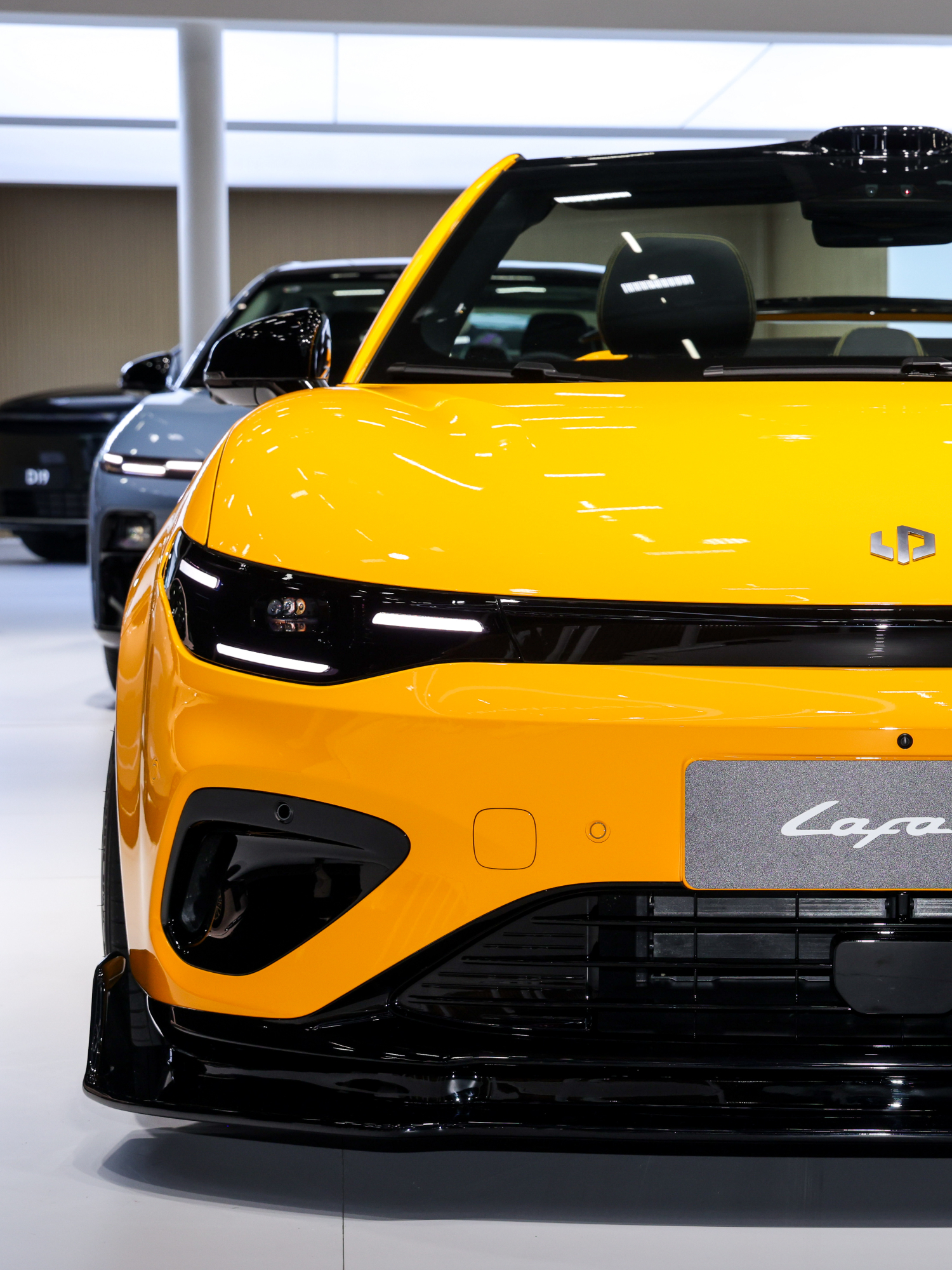 广州国际车展零跑展台的神秘彩蛋揭晓！由 操刀改装的 来现场啦谁能拒绝和酷酷的四门