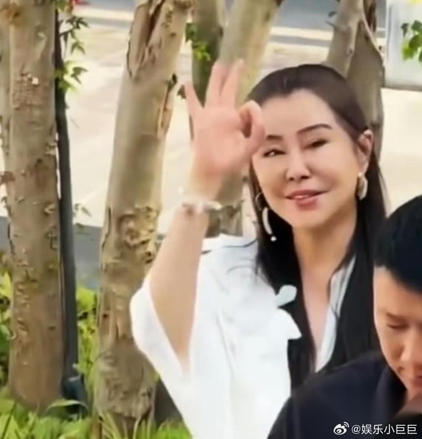 王祖贤，这是怎么了？ 8月10日下午，有网友晒出偶遇王祖贤的最新近况，看到镜头里