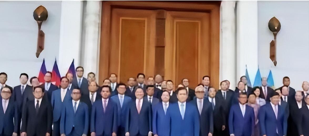 菲律宾 倒向了 美国 ， 新加坡 倒向了美国， 柬埔寨 倒向了美国， 越南 也在