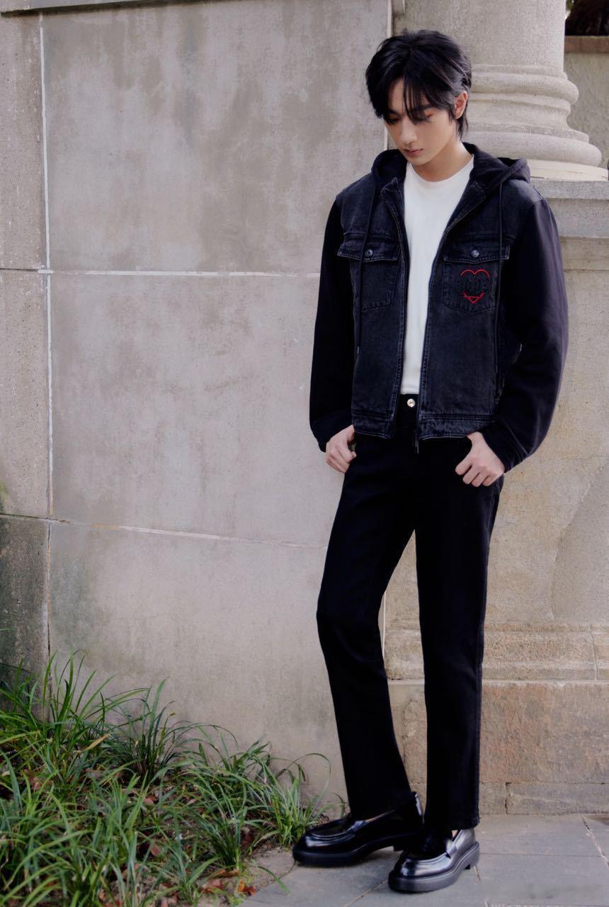 李宏毅侧颜live李宏毅碎片三宫格这个李宏毅好帅啊！！！！ ​​​