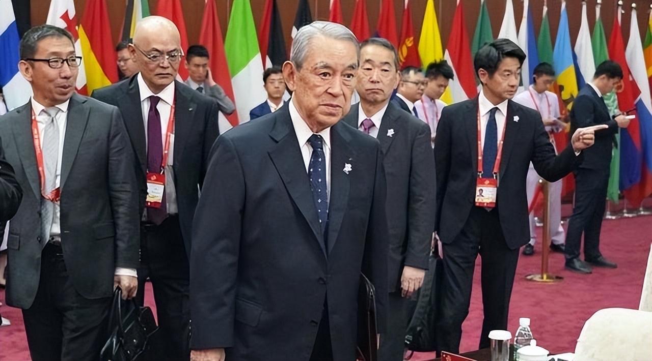 看看链博会这张日本顶级商贸代表团成员的神态，很多人一眼就能看穿，千年之前白江口之