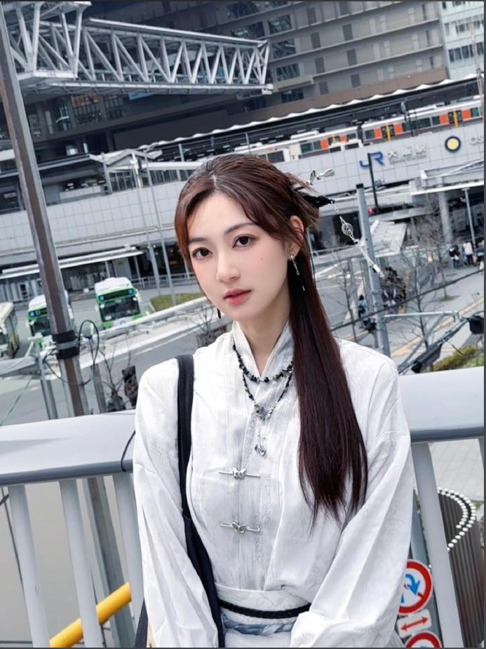 一个在日本生活了近11年的中国女性，已经拿到永住权了。她自称是“精日”——就是那