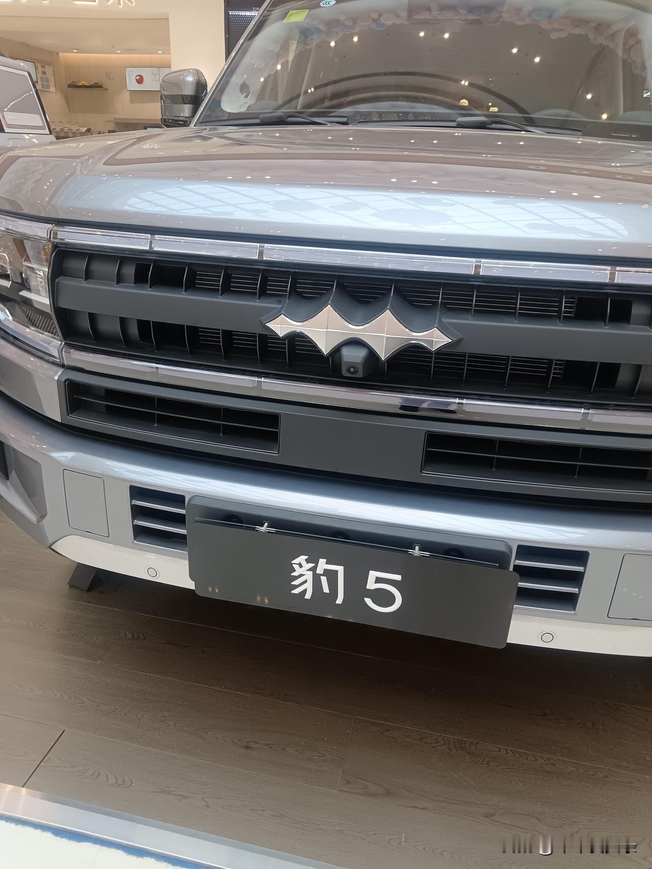 今天路过商场，平时写征文，这个豹5写没写过忘记了，写的车文多了，顺便问了一下价格