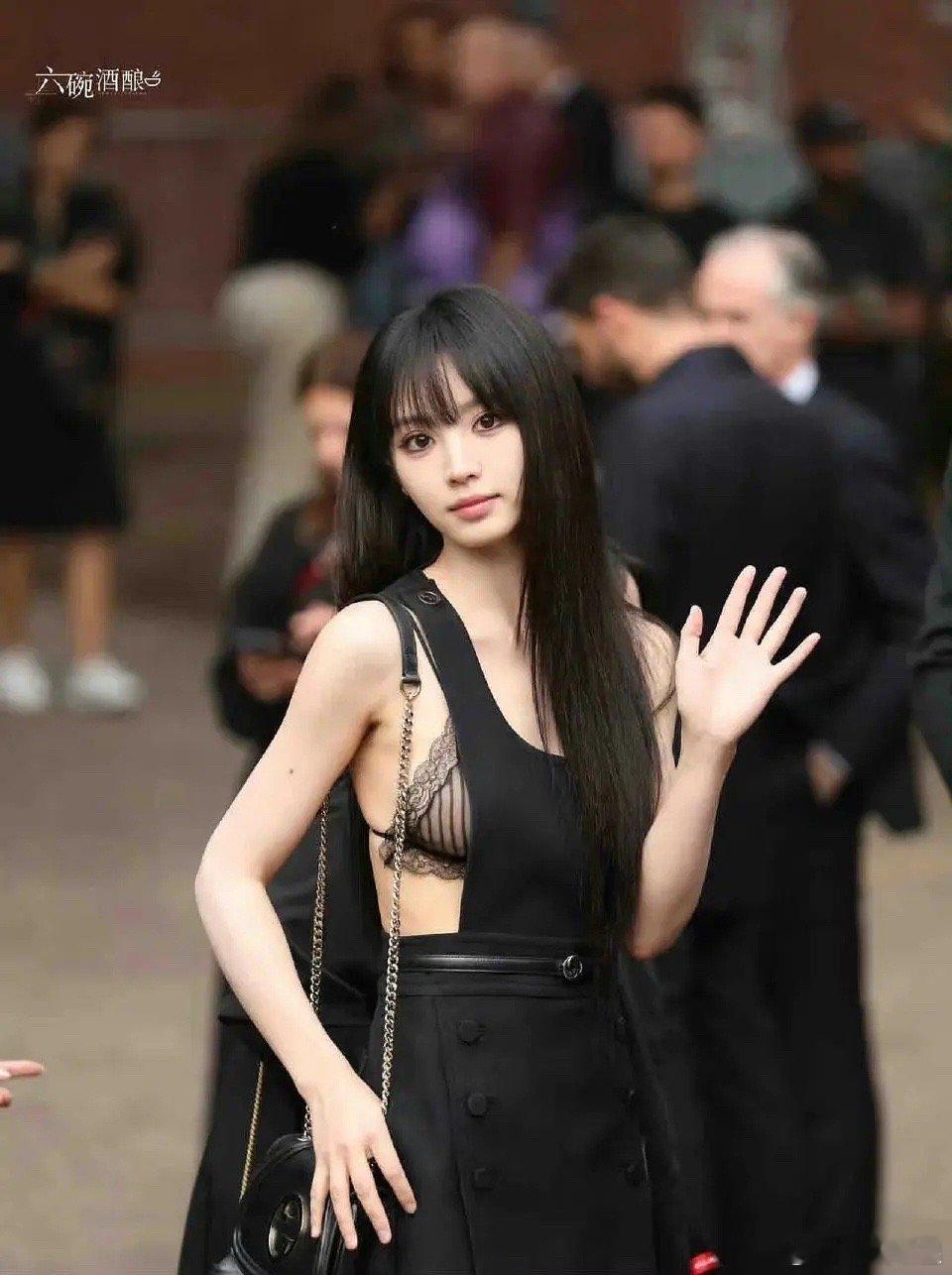 田曦薇穿的好大胆 ​​​