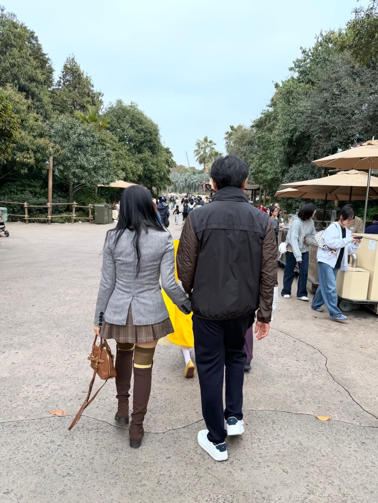 伊能静秦昊牵手游迪士尼 有网友在迪士尼偶遇伊能静秦昊带孩子游玩，本来想合照因为带