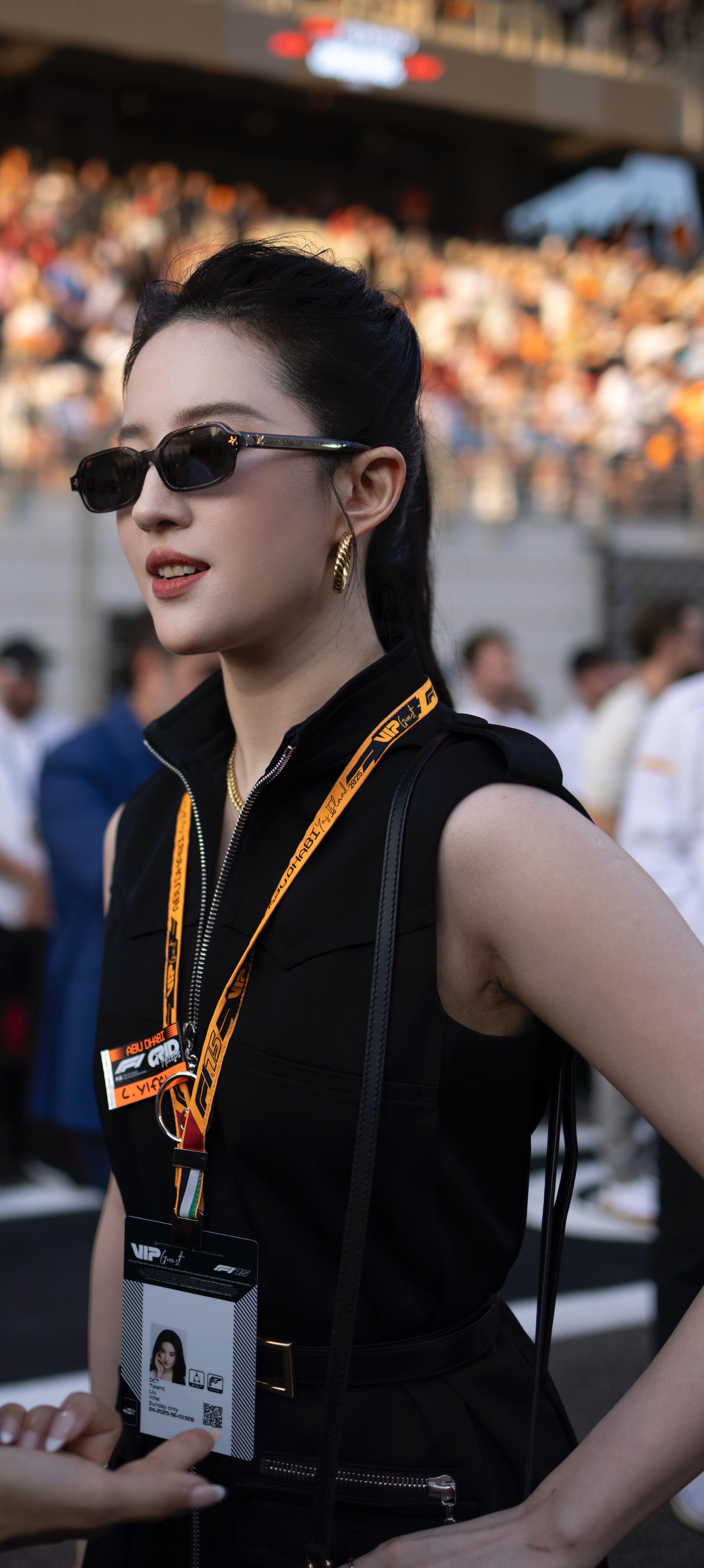 刘亦菲瘦了 刘亦菲穿搭全屏壁纸，她是茜茜公主，也是玫瑰公主。刘亦菲阿布扎比观赛f