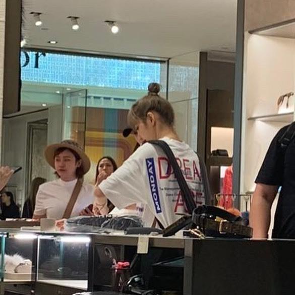 2019.6.7ins今天看到jennie发蓝天 我对比了一些蓝天白云 还想是不