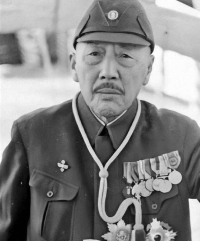 1975 年，在东北深山，一个猎人发现一具骨骸，心里很难受，当他看到骨骸旁的破烂