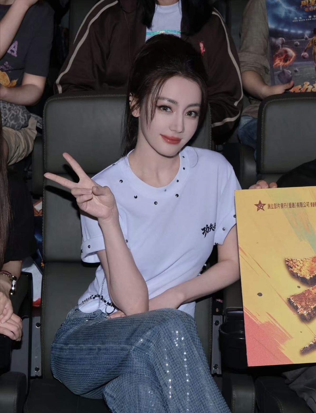 迪丽热巴影院观影现场，比耶瞬间温柔又灵动[比心]简单穿搭，难掩绝色[加一]娱乐明