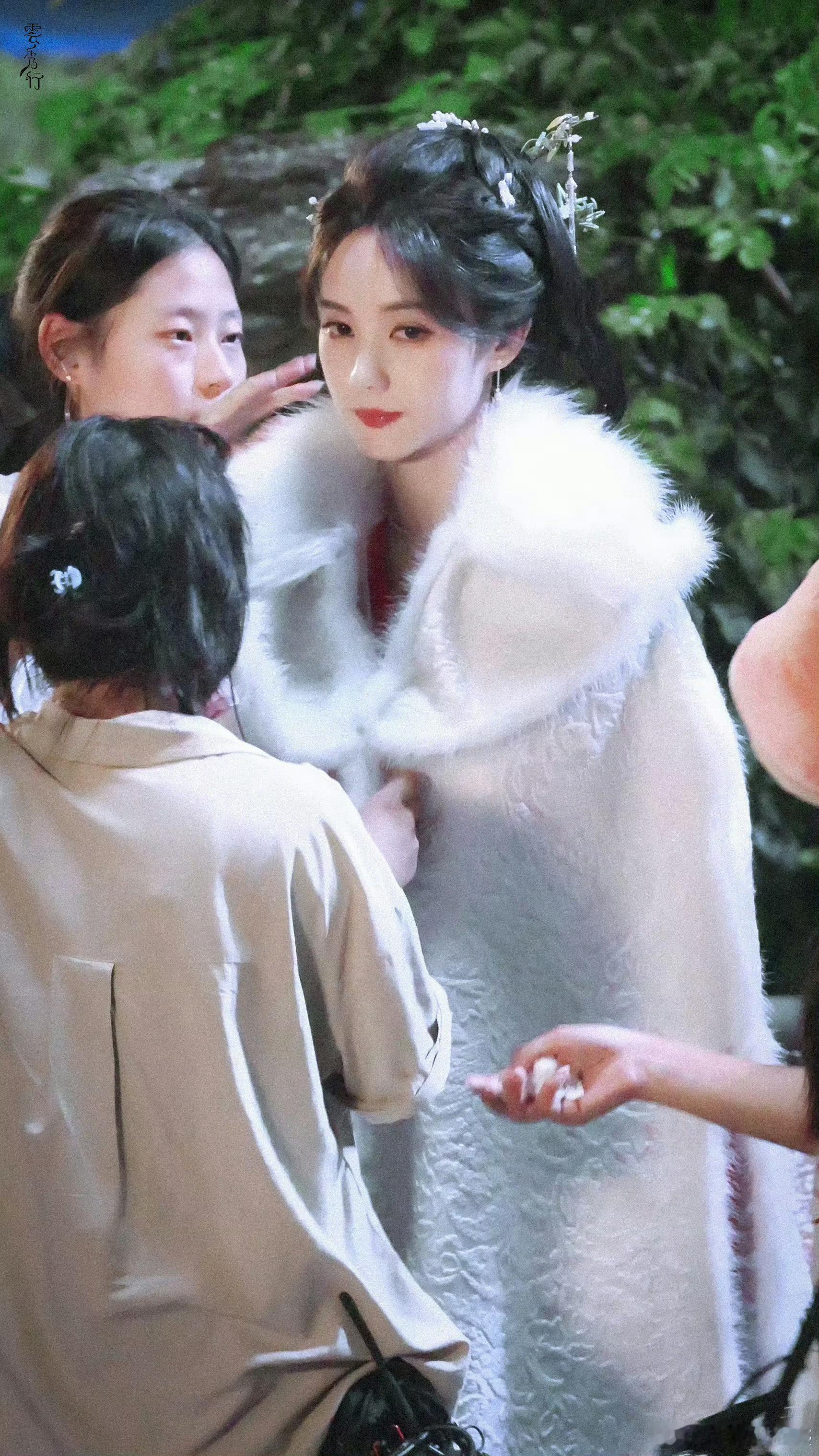 李一桐内娱赚钱内娱花古装路透软乎乎的也太萌了，剧里清冷贵气，剧外大方暖心，桐姐谁
