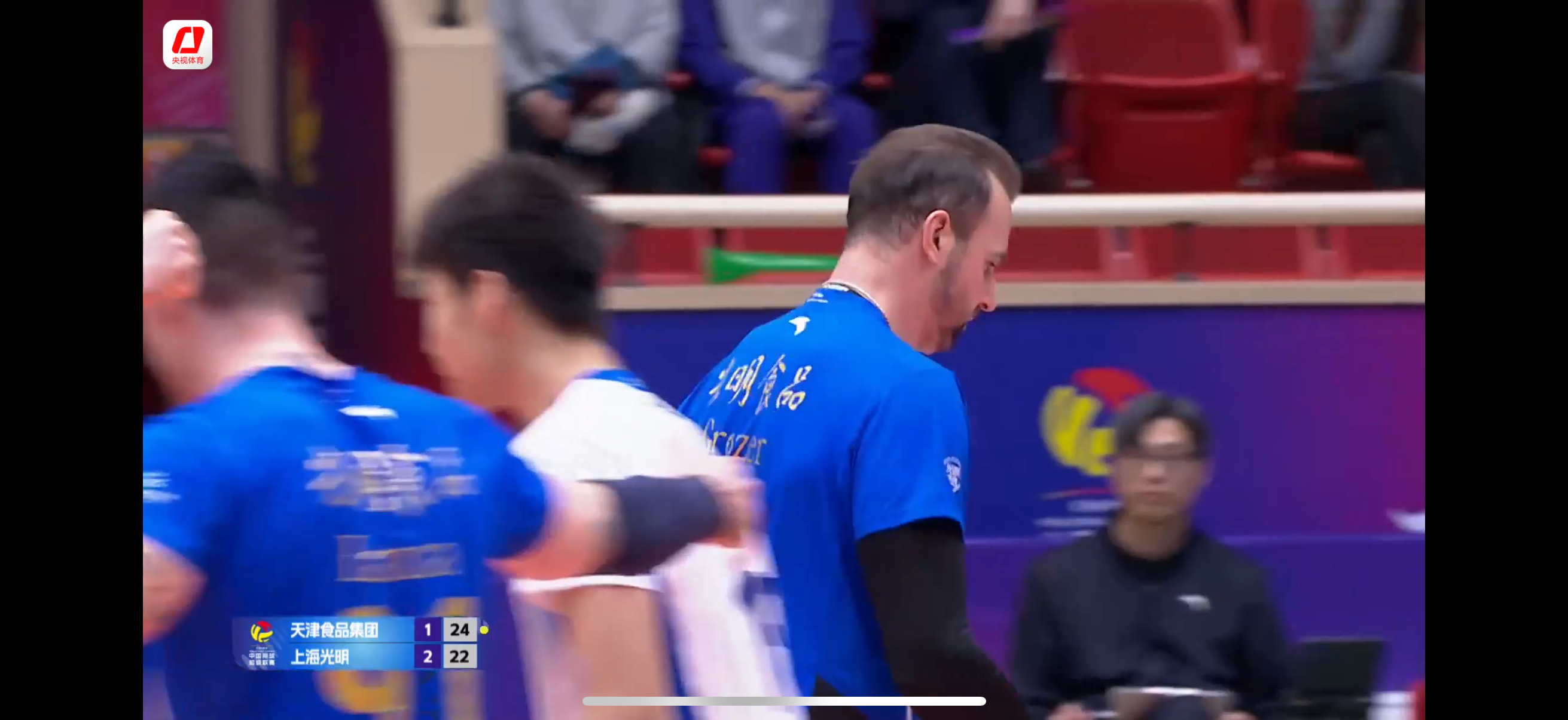 上海男排与天津男排进行五局大战了！天津男排发球真凶啊，也就上海男排能咬到这个份上