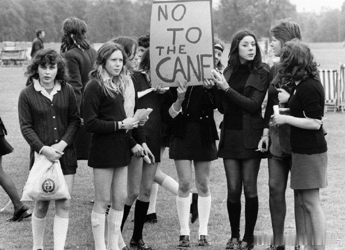 1972年，伦敦海德公园，女生们聚集到一起抗议学校的鞭刑体罚制度 
