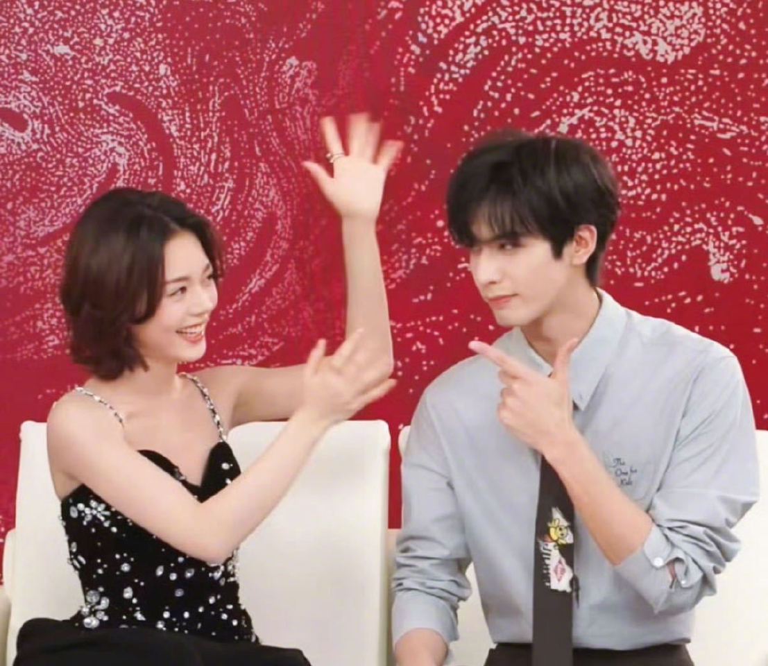 李佳琦演我嗑龙麦 谁懂啊！麦麦那句“他说的所有祝福我都同意”，甜度直接戳中的心巴