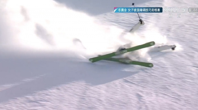 谷爱凌第一滑摔倒 这姑娘的最大优点就是心理素质极强，她会越战越勇的，加油！谷爱凌