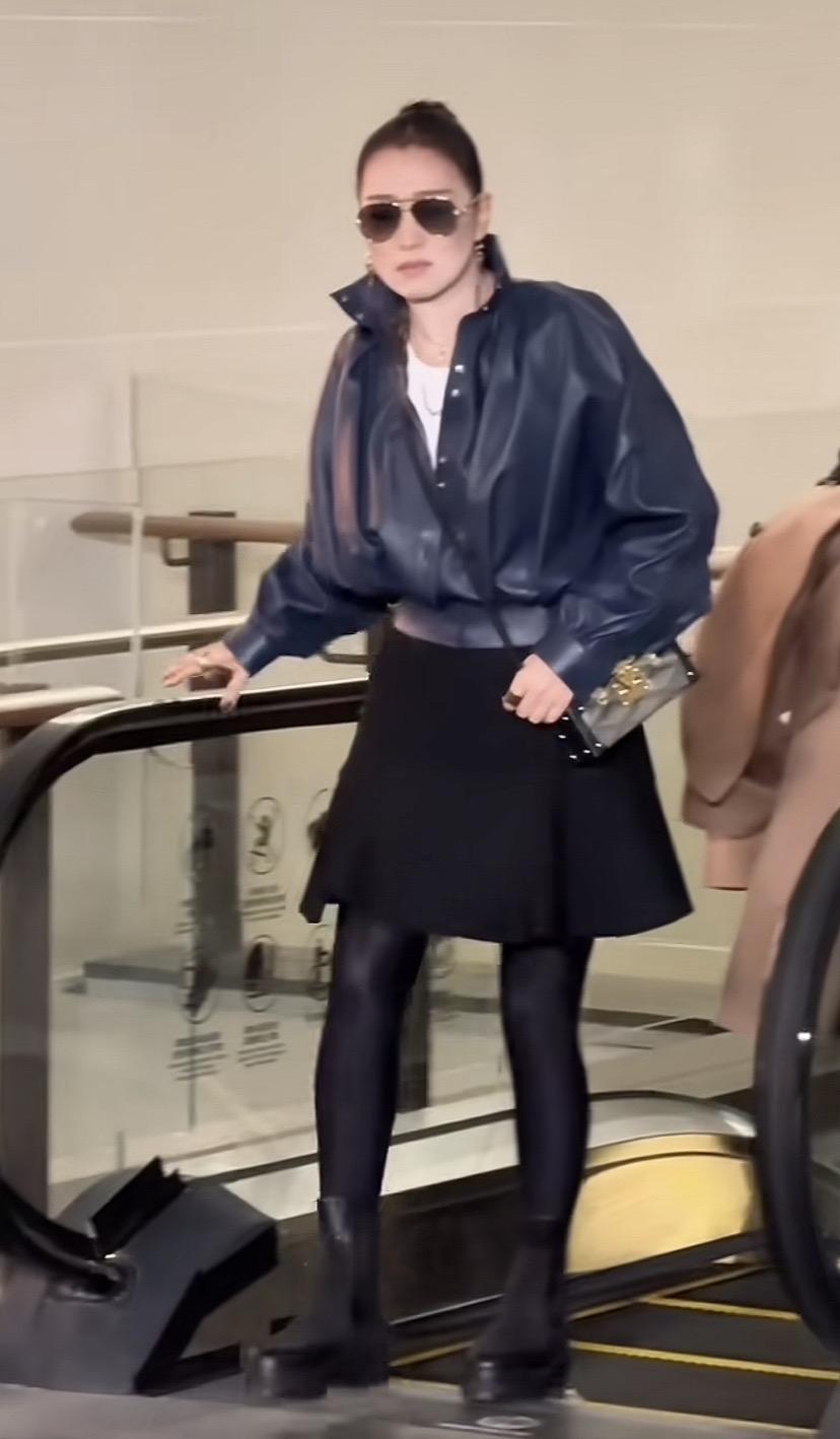 这哪像61岁的人，
看看巩俐的状态，
这一身搭配，
和她的年龄真的毫无违和感。